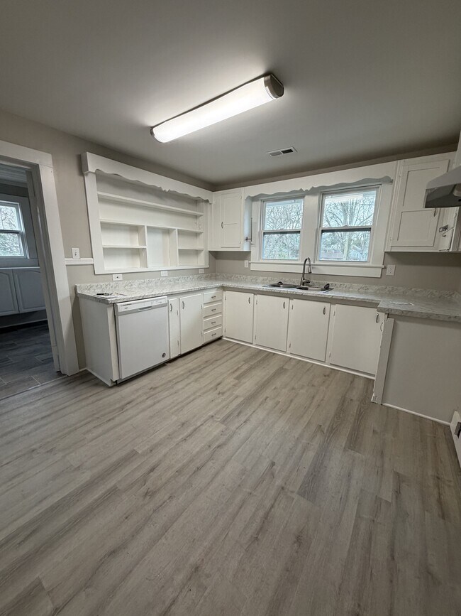 Building Photo - 708 Buick Ave