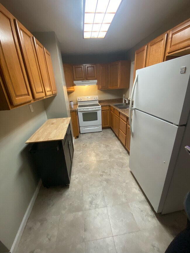 Kitchen - 2112 N Hollywood Ave