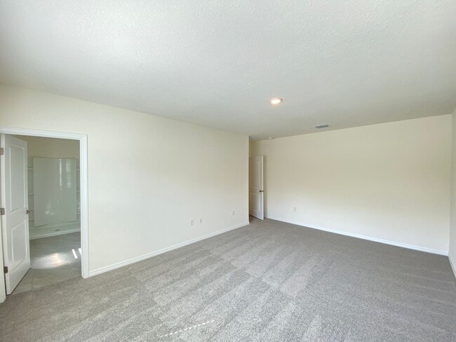 Building Photo - Desirable SE Ocala Subdivision - Lake Diamond-North - 4/3/2 *Available Soon* Won't Last!