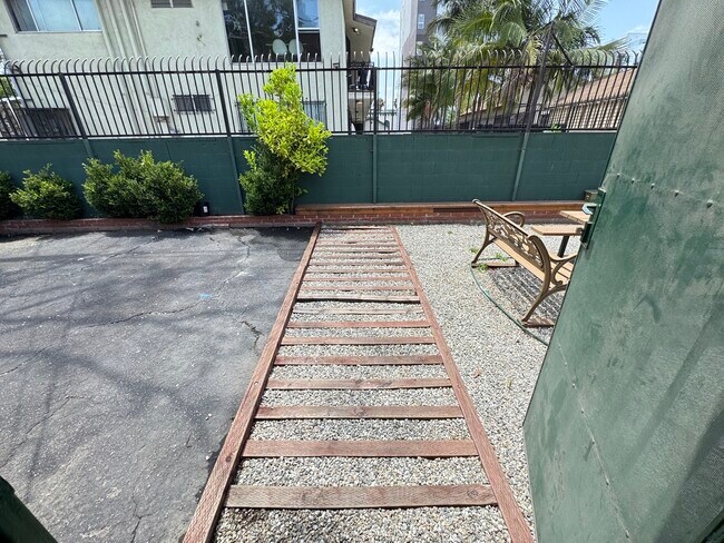 Building Photo - 1126 W 37th Pl