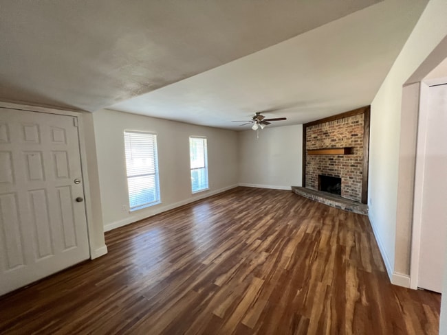 Building Photo - 1505 Larchmont Dr