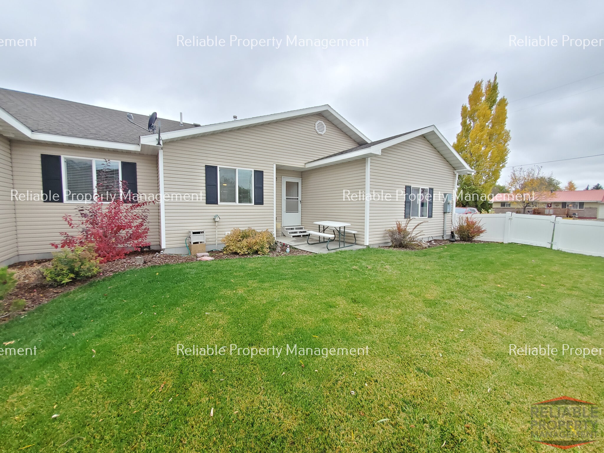 Building Photo - 381 W 1st S