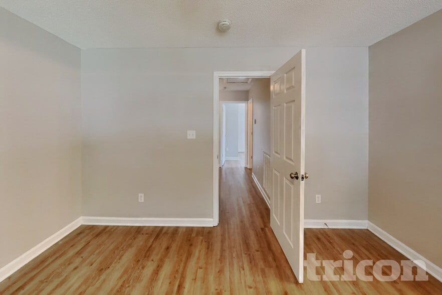 Building Photo - 2112 McKinnon Dr