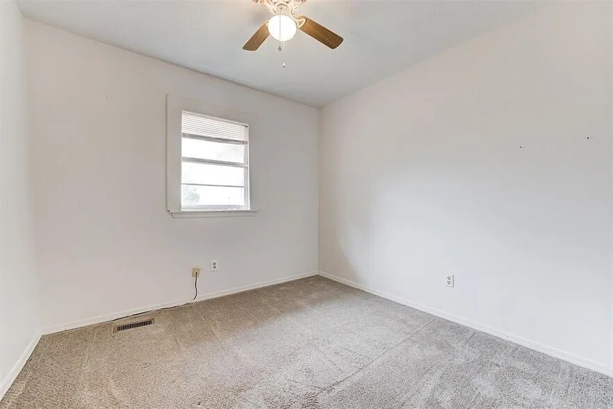 Building Photo - 216 Klondike Dr