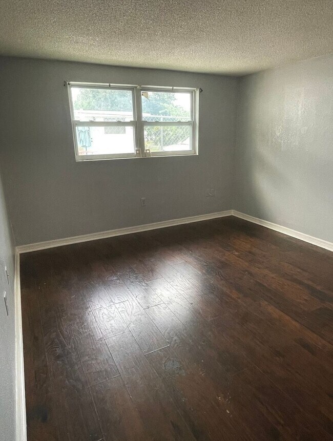Building Photo - 2/1 Close to Downtown New Port Richey