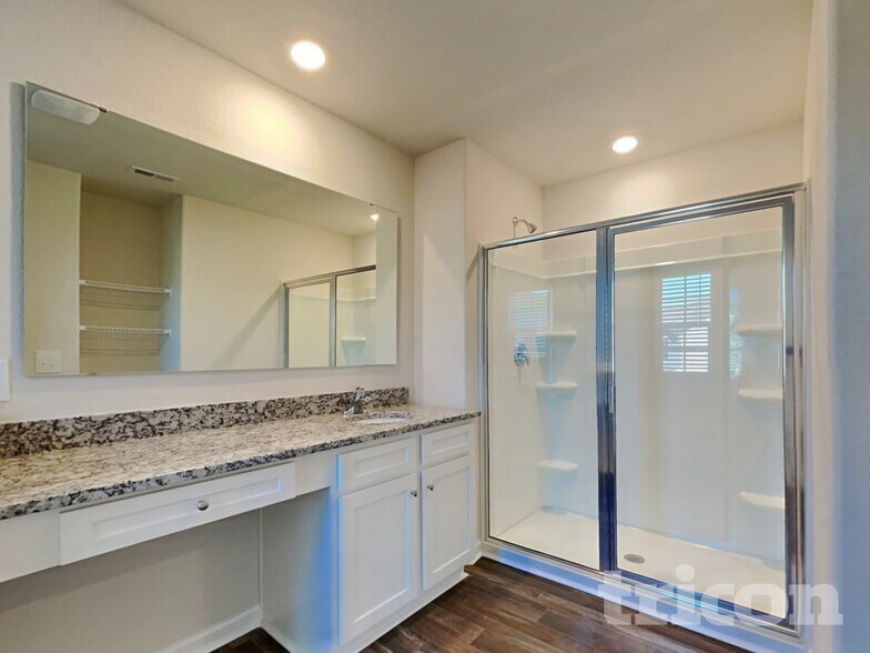 Building Photo - 2118 Southlea Dr