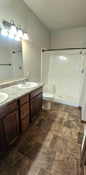 Ensuite Master Bath, Zero Entry Shower. - 3511 E Bison Trl