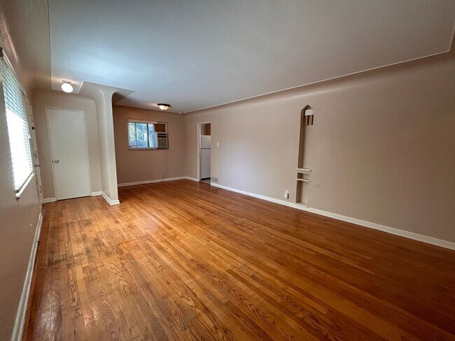 Building Photo - $0 DEPOSIT OPTION. CHARMING 2BED/1BATH DUPLEX NEAR SLOAN LAKE!!