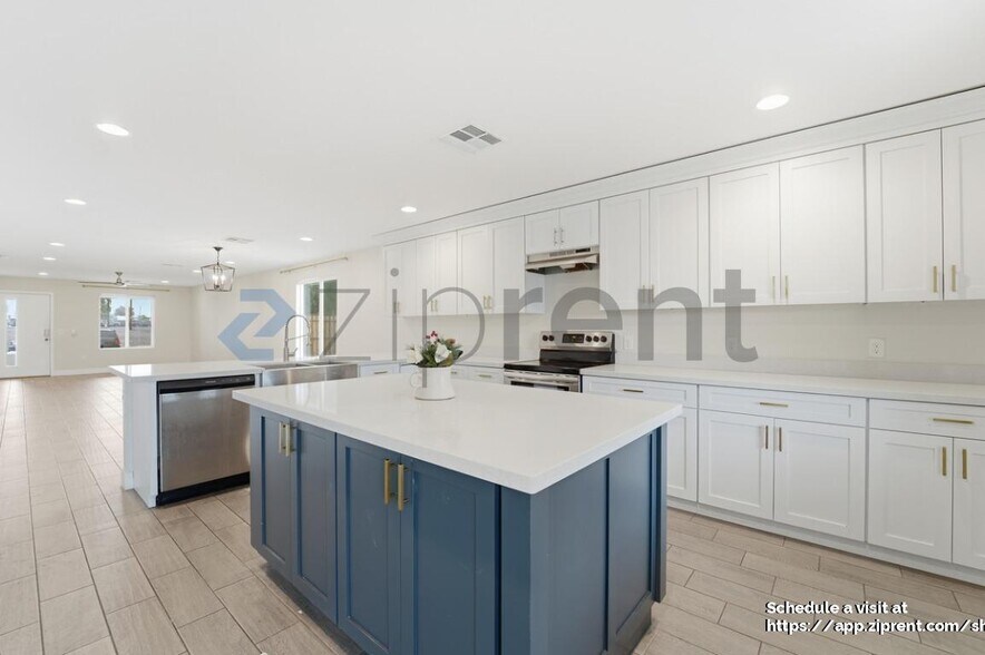 Building Photo - 1121 E Apache St