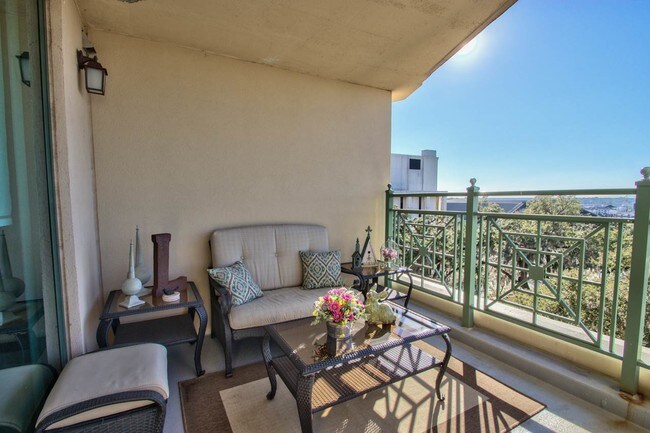 Building Photo - 300 S Duval St