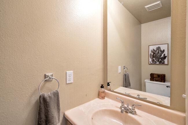 Building Photo - Charming 2 beds 2.5 baths in Aurora with a move-in special of 50% off first month's rent!!