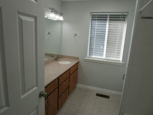 Building Photo - 4 Bedroom, 2.5 Bathroom Artondale area home