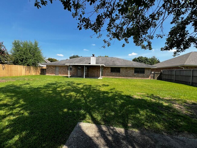 Building Photo - 116 Canada Dr