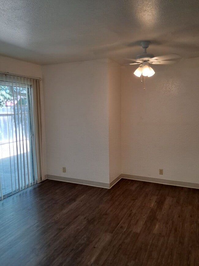 Building Photo - 3 bedroom duplex