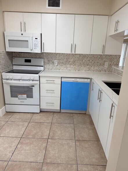 Building Photo - 998 Coral Club Dr