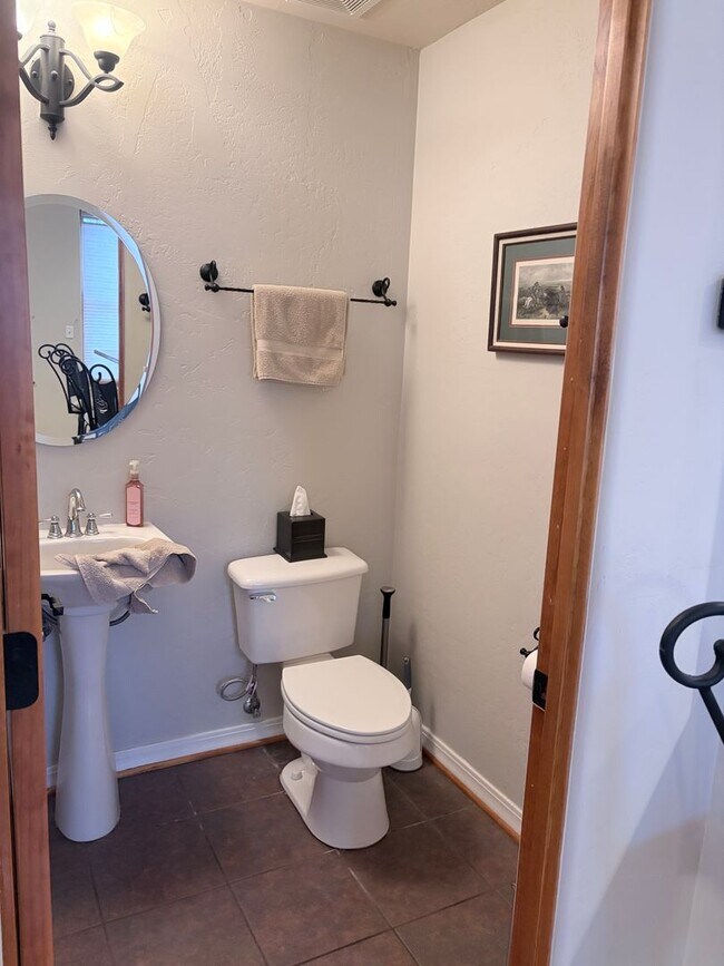 Building Photo - Fully furnished townhome