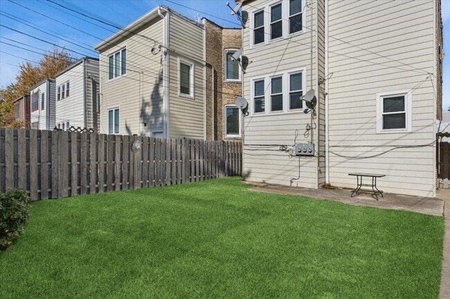 Building Photo - 5033 W Cullom Ave