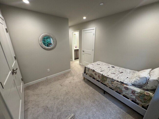 Building Photo - Luxury 3  Bedroom 2.5 Bath Townhome Located in Kirkland