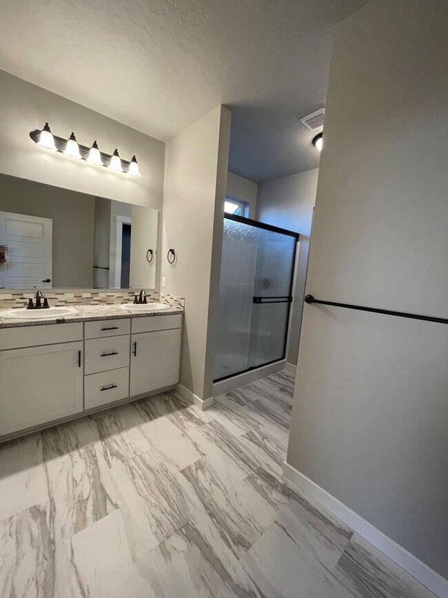 Building Photo - Single Level 4 Bedroom 2 Bathroom Home in Nampa