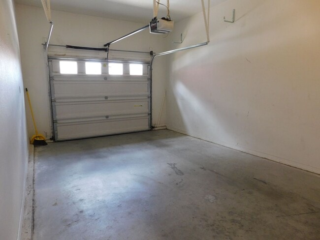 Building Photo - Quiet Neighborhood!