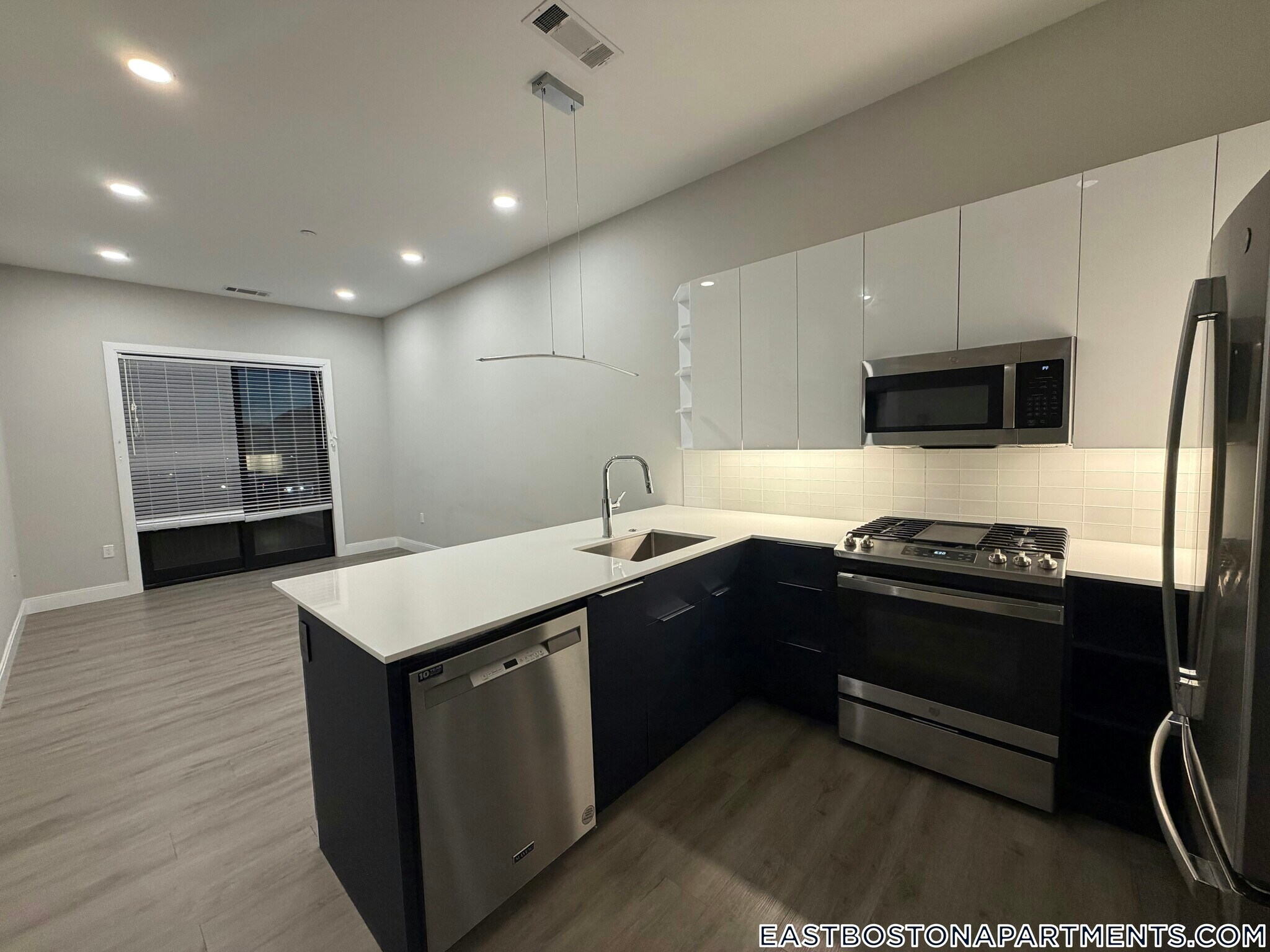 Building Photo - 656 Saratoga St