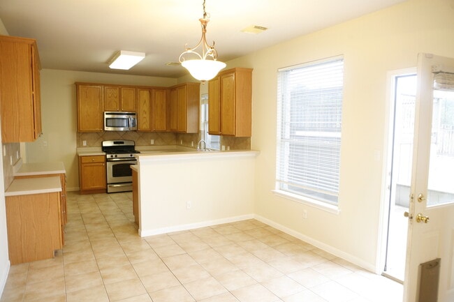 Building Photo - Fabulous 3/2.5   Home in Circle C - Great Views, Yard, Beautiful Home!