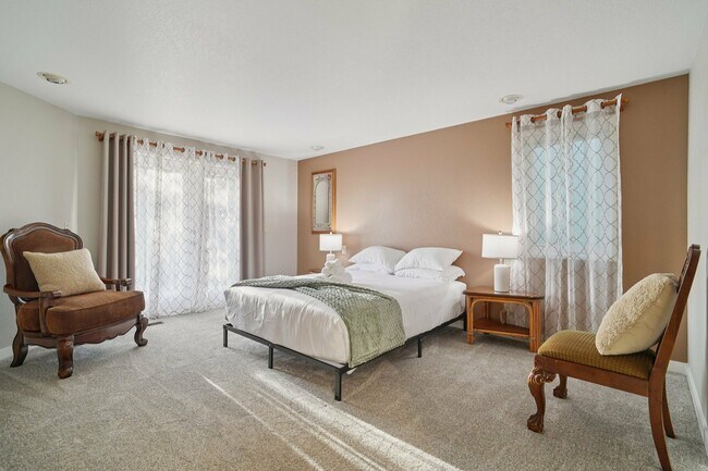 Building Photo - 5408 Sunset Ave