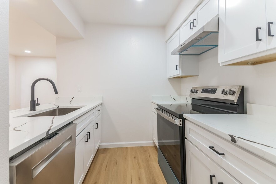 Building Photo - 9920 Forest Ln