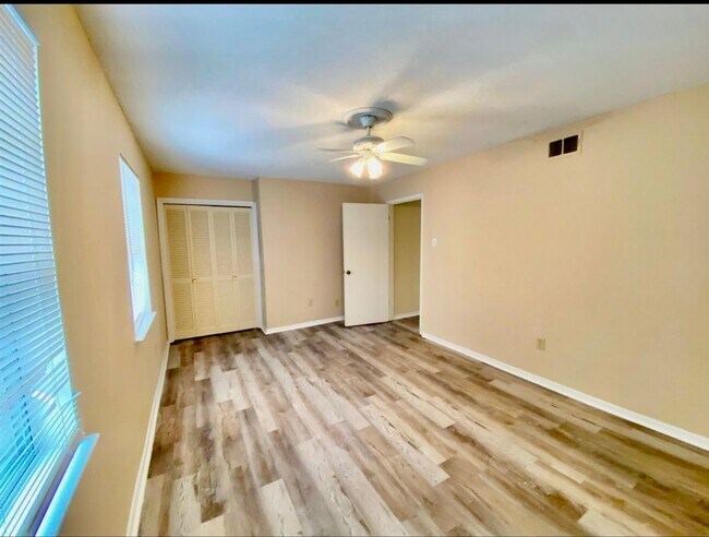 Building Photo - 5666 Hinton Pl