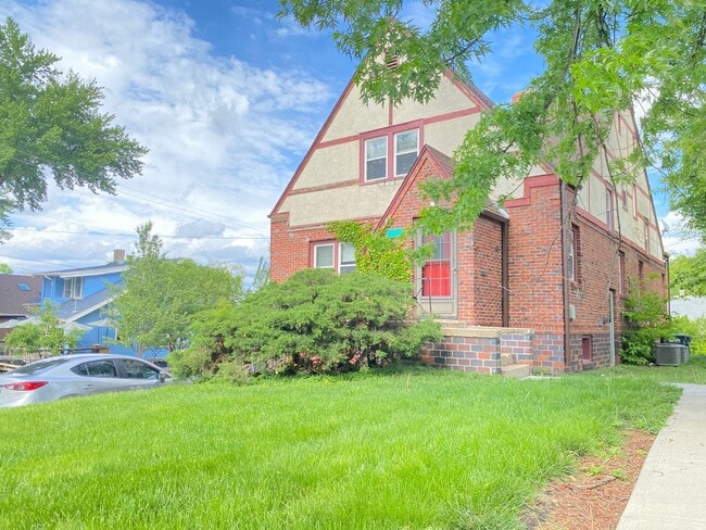 Building Photo - Large 2 bed 1 bath duplex with one car att...