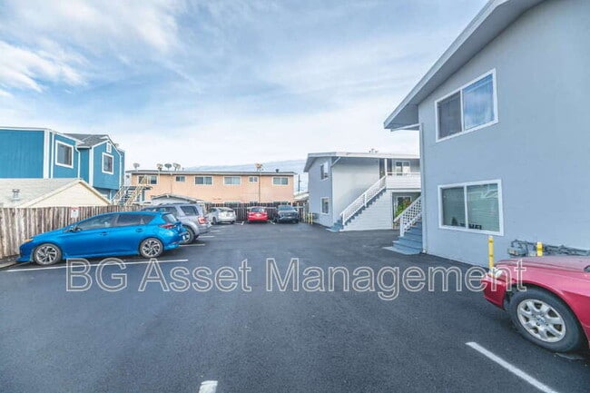 Building Photo - 1875 Powell St