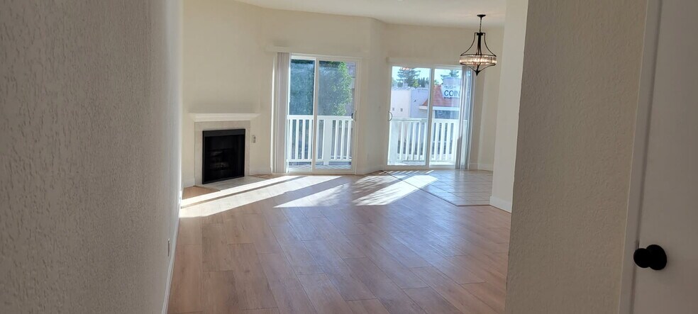 Living room 2 slider to balcony - 5135 Zelzah Ave