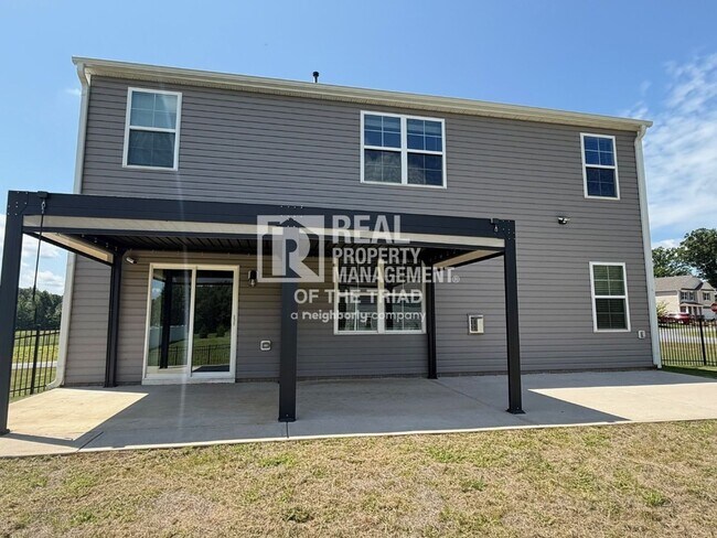 Building Photo - 4 Bedroom/3 Bath 2 Story House in Greensboro