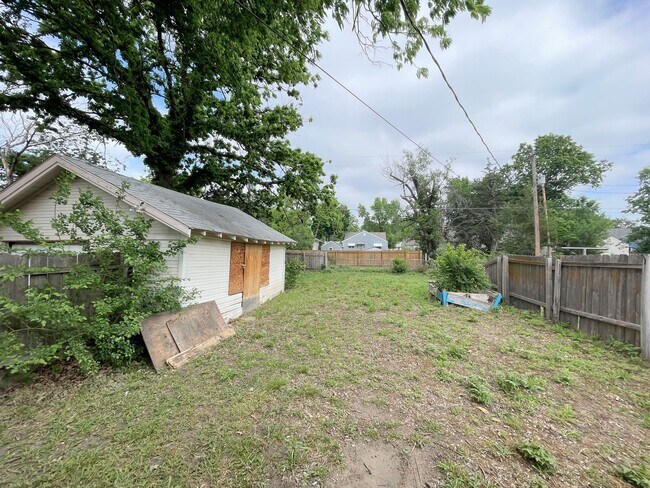 Building Photo - Large 3 bedroom home