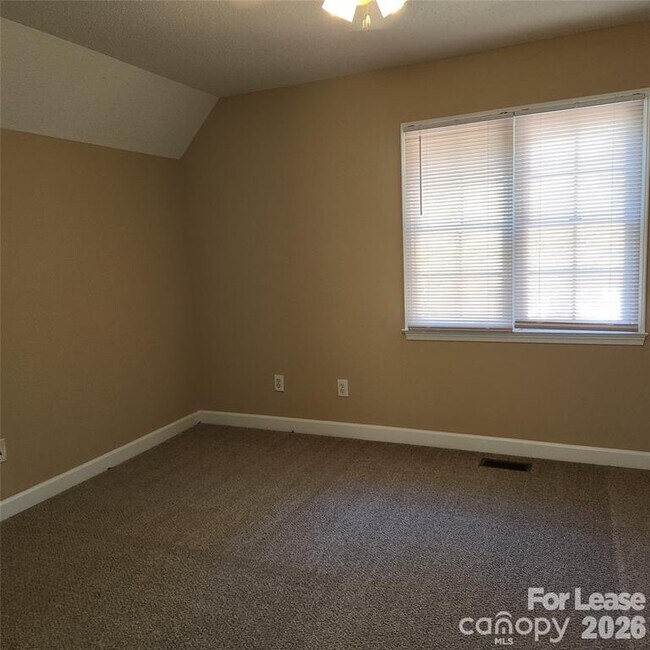 Building Photo - 208 Chuckwood Rd