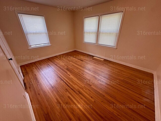 Building Photo - $725 - 2 bed 1 bath - Duplex *COMING SOON*