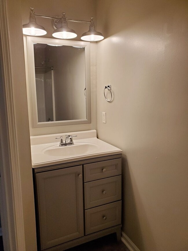 Building Photo - Super Cute 2 bedroom 2 bath townhome In Ro...
