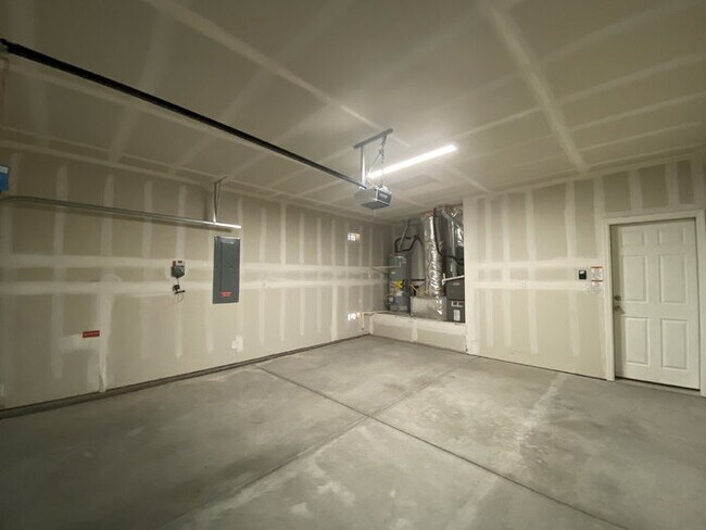 Building Photo - MUST SEE 3BR/2Bath