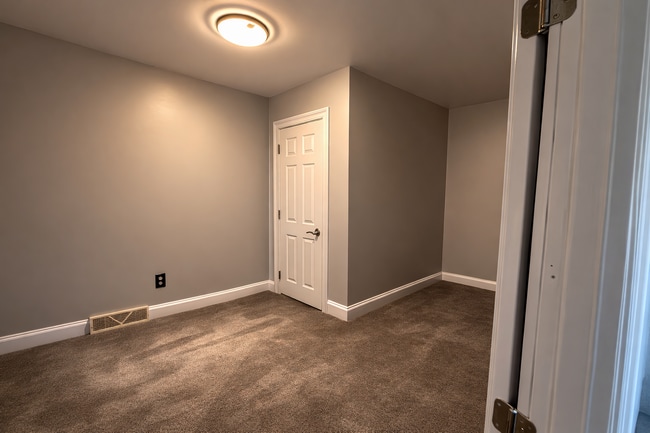 Building Photo - 422 E 4th St