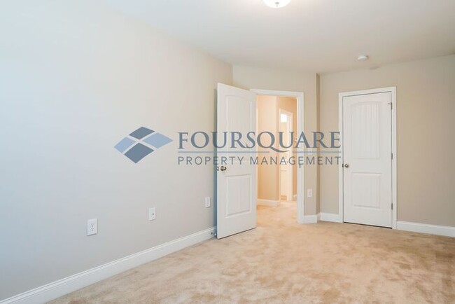 Building Photo - Townhome | Back Patio with Privacy Fence |...