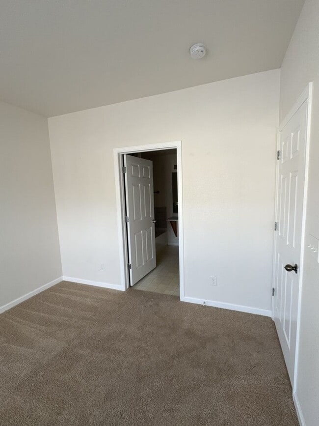 Building Photo - Spacious 2 Bed, 2 Bath Condo