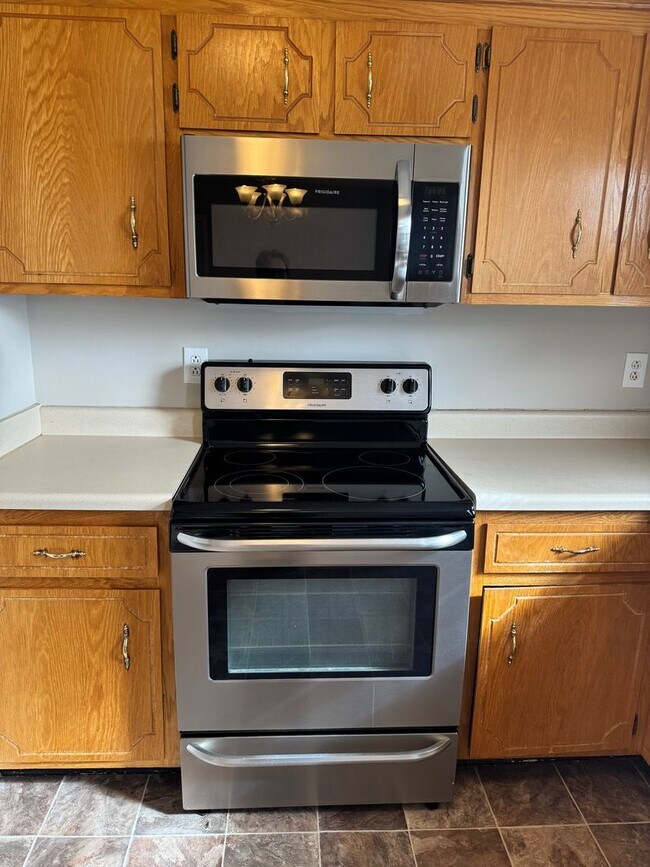 Building Photo - 3 Bedroom 2 Bathroom Open Kitchen