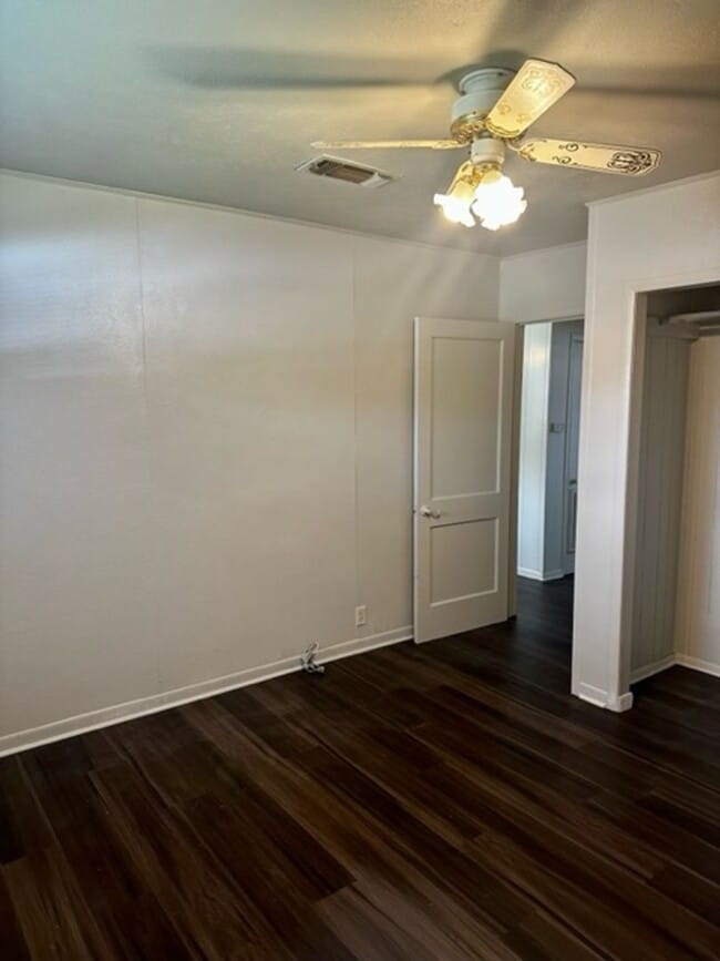 Building Photo - 402 Newton St