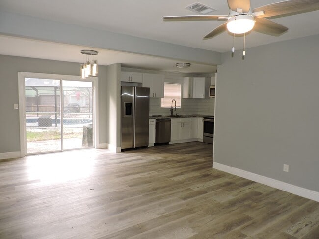 Building Photo - Beautifully updated home!