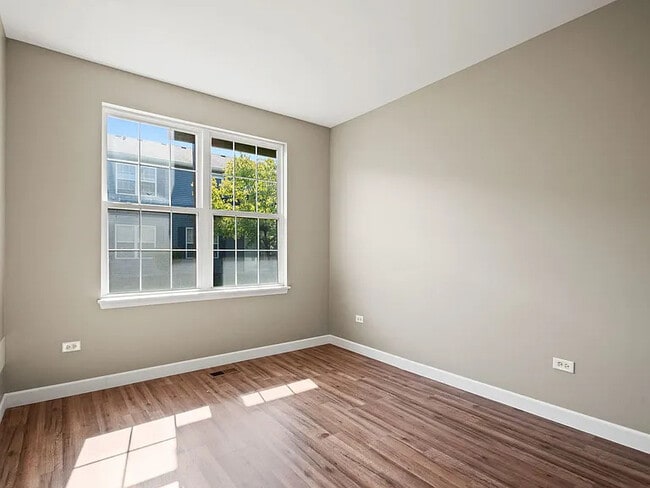 Building Photo - 2568 Golf Ridge Cir