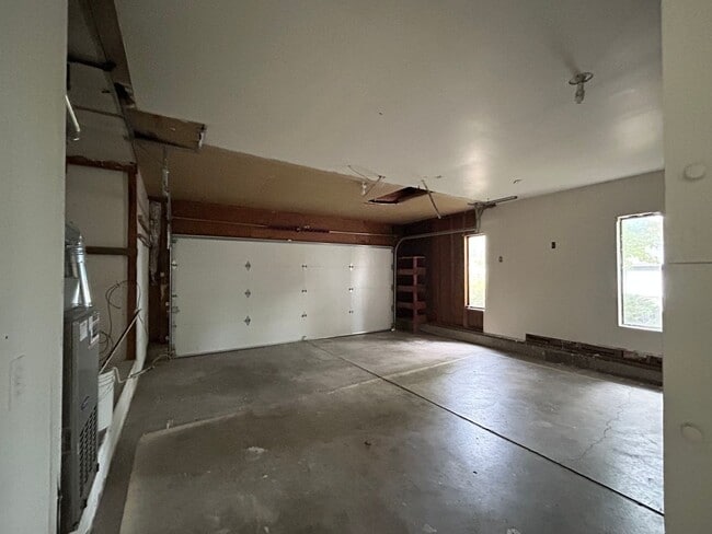 Building Photo - Bright and Open 3 Bed, 1 Bath House!