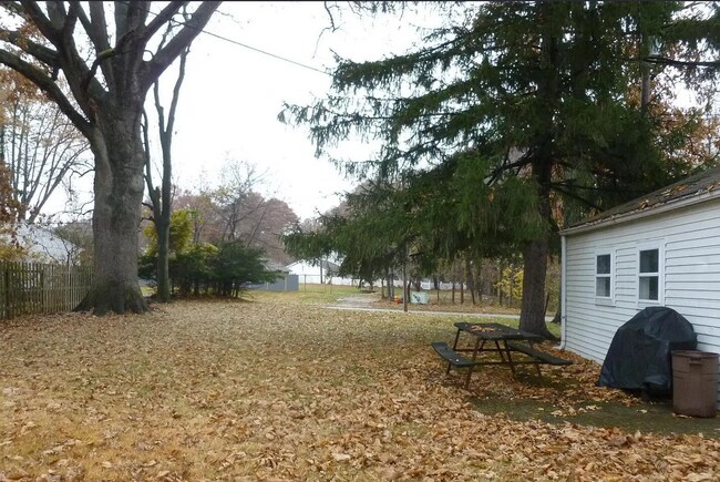 Building Photo - Spacious 3-Bedroom Moline Rental Garage Included