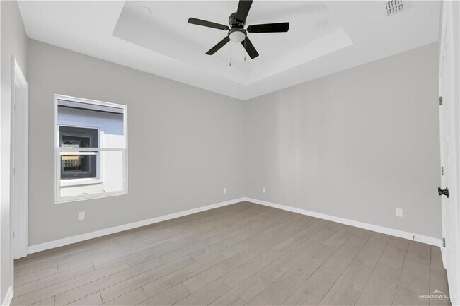 Building Photo - 14 E 13th St