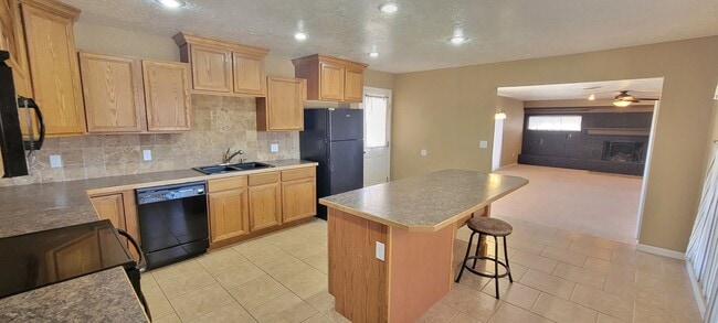 Building Photo - LARGE HOME WITH MANY UPDATES