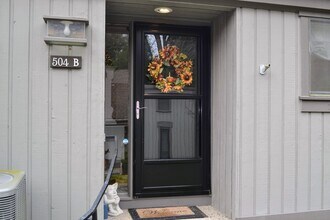 Building Photo - 504 Heritage Vlg